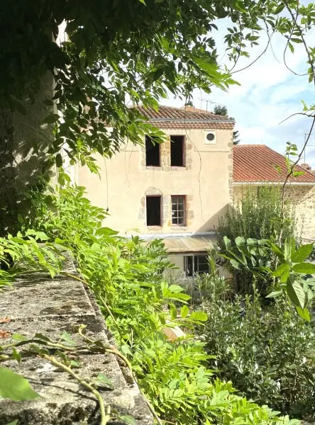 4-bedroom Property Of 200 M² With Garden And Folly In Confolens
