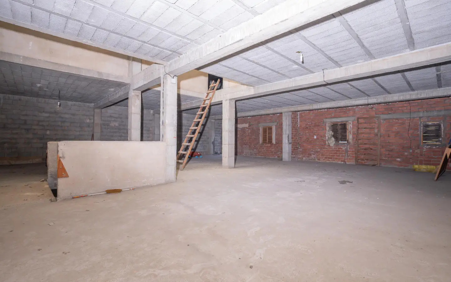 Building In Pego, Spain (793 M²)
