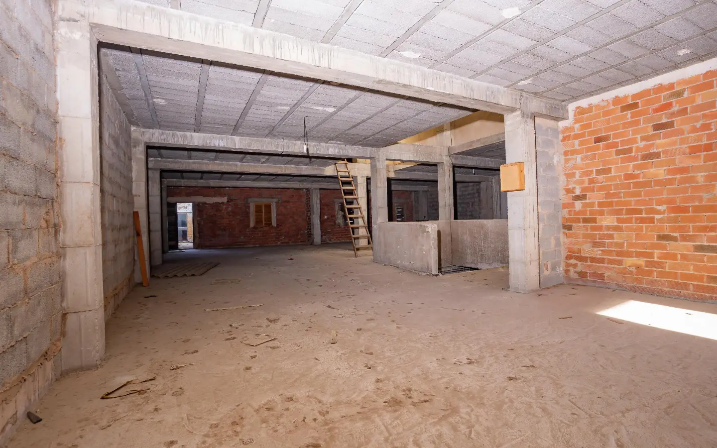 Building In Pego, Spain (793 M²)