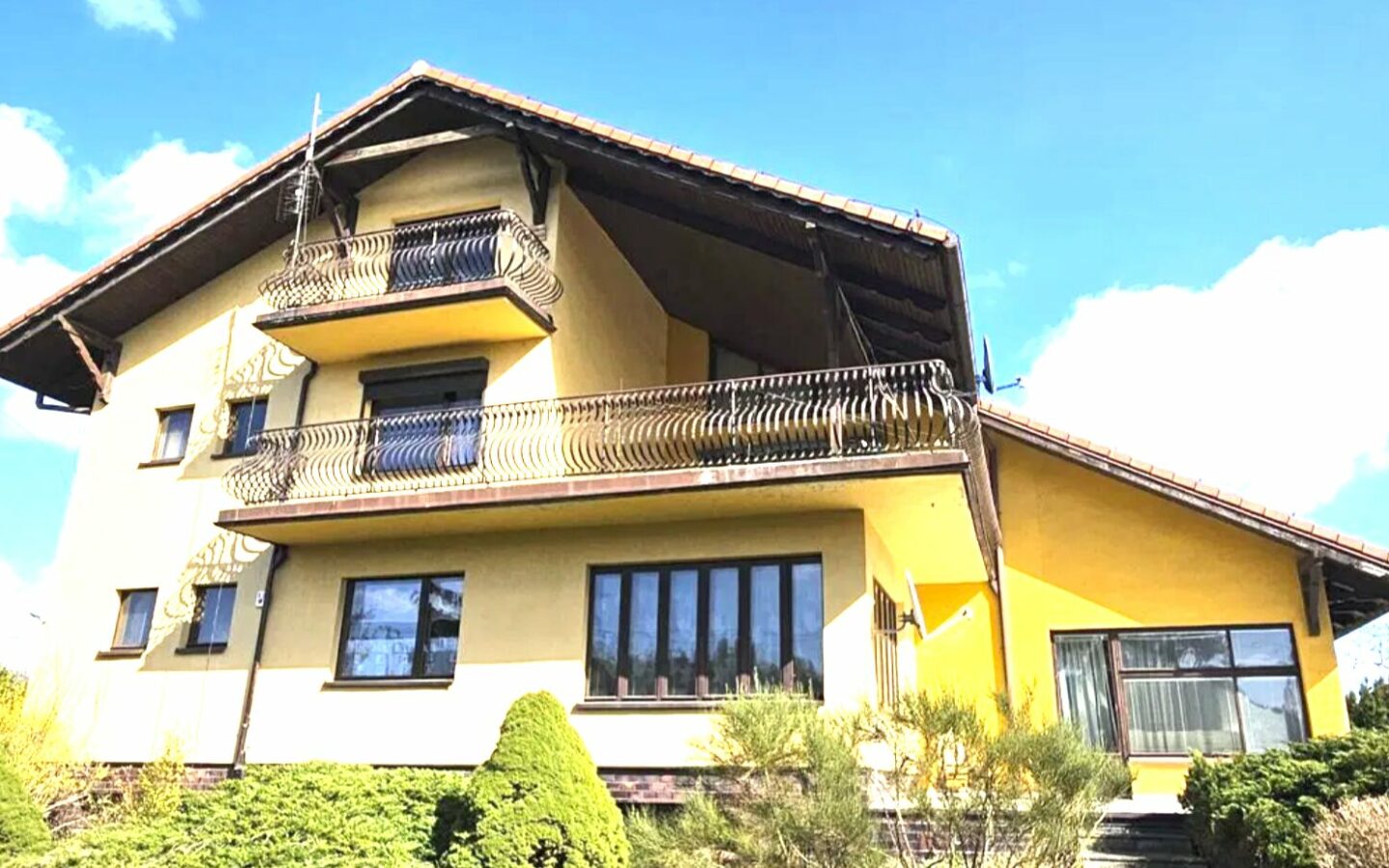 House Of 700 M² With Garden And Privacy In [location]