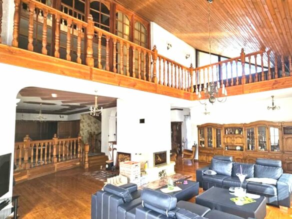 House Of 700 M² With Garden And Privacy In [location]
