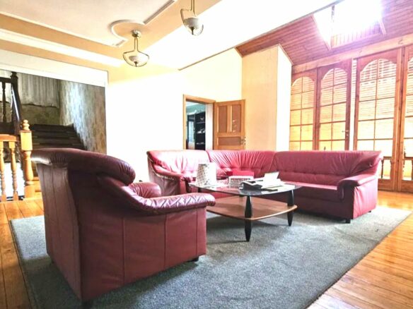 House Of 700 M² With Garden And Privacy In [location]
