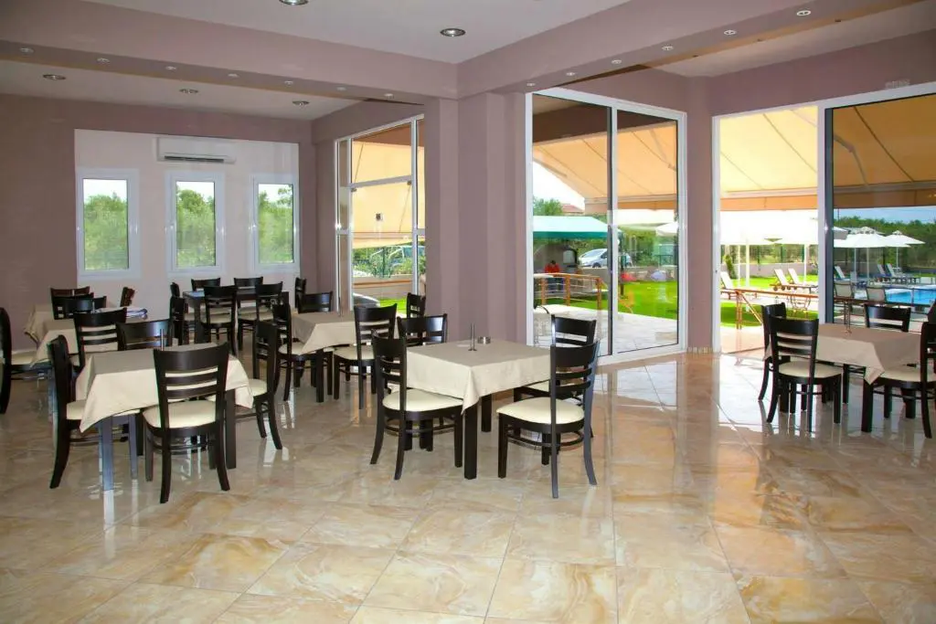 Hotel Of 1000 M² In Peloponnese