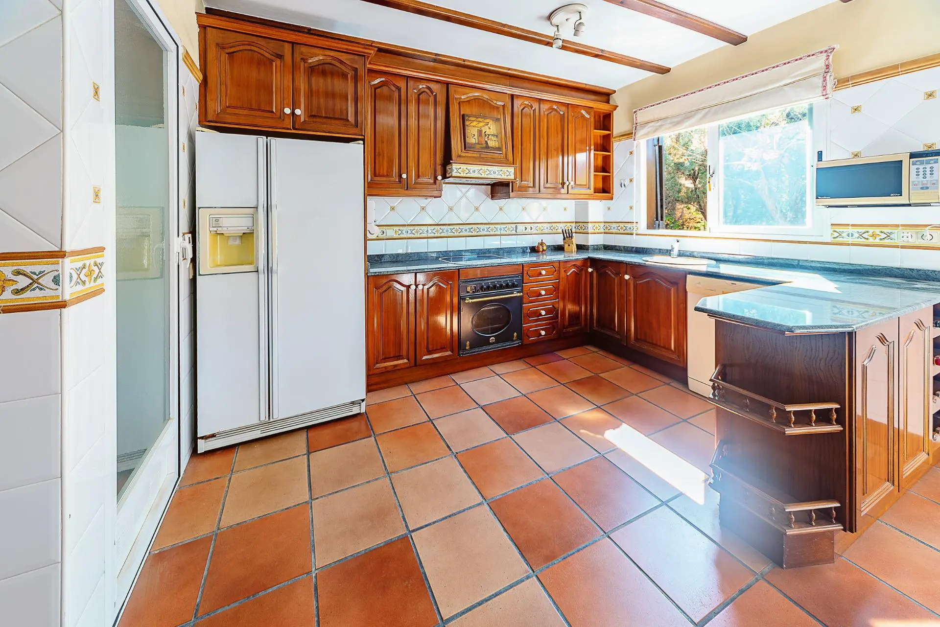 Villa 342 M² In Elda, SpainTitle: 4-bed Villa In Elda, Spain With Spacious Design