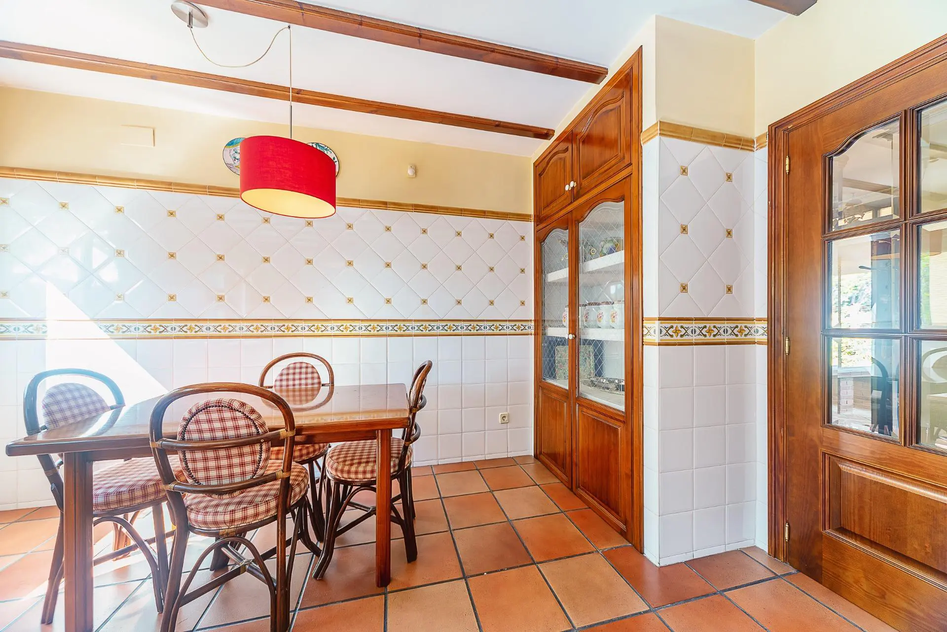 Villa 342 M² In Elda, SpainTitle: 4-bed Villa In Elda, Spain With Spacious Design
