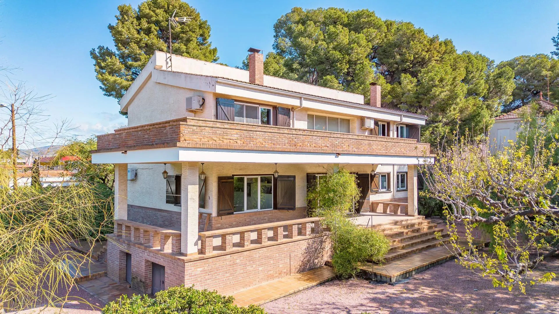 Villa 342 M² In Elda, SpainTitle: 4-bed Villa In Elda, Spain With Spacious Design