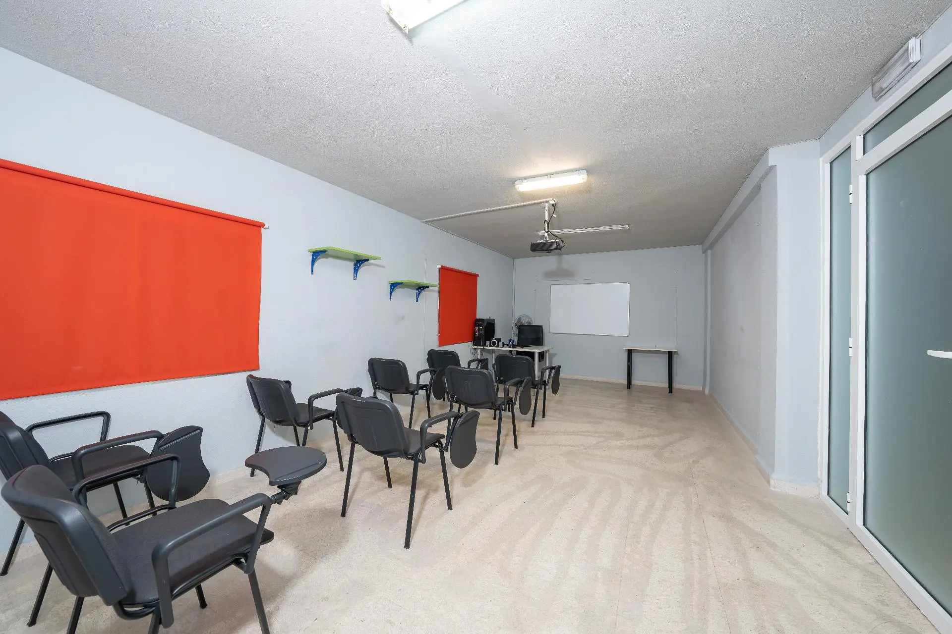 Commercial Unit Of 105 M² In Alicante, Spain