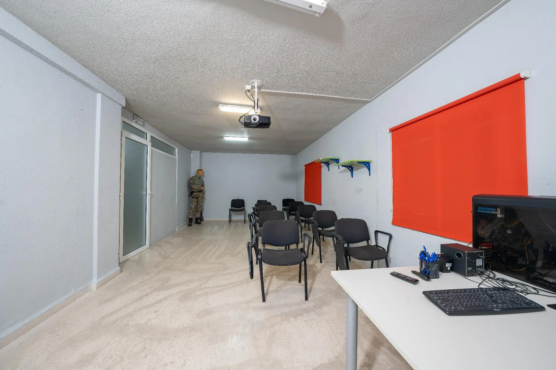 Commercial Unit Of 105 M² In Alicante, Spain