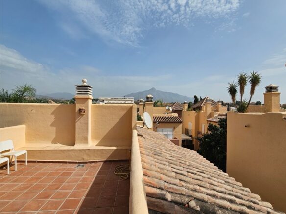 Semi-detached Villa In Nueva AndalucÍa – Prime Location