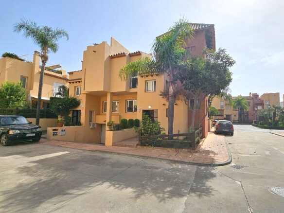 Semi-detached Villa In Nueva AndalucÍa – Prime Location