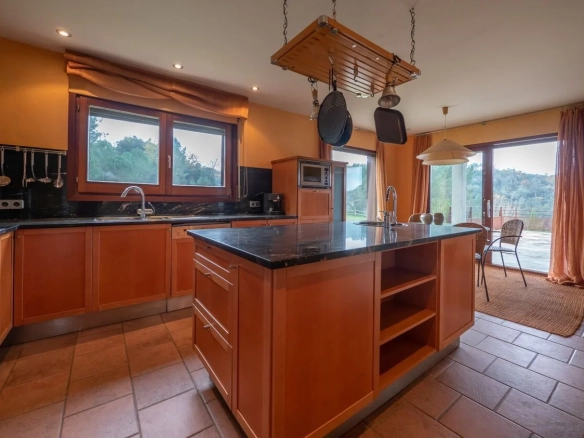 4-bedroom House In Bescanó, Spain (450 M²)
