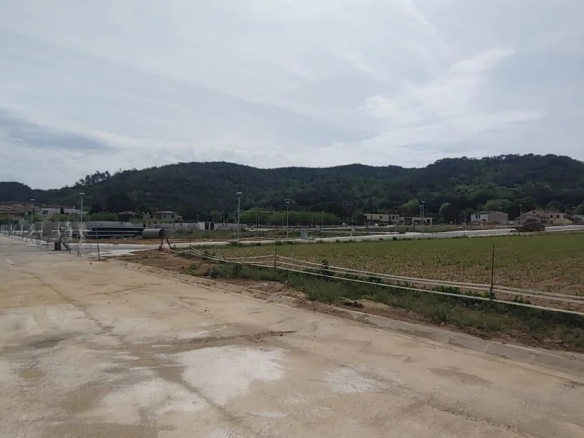 Land In Bescanó, Spain (2.356 M² Plot)