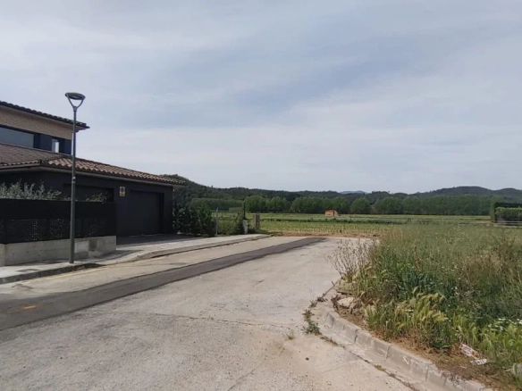 Land In Bescanó, Spain (2.356 M² Plot)