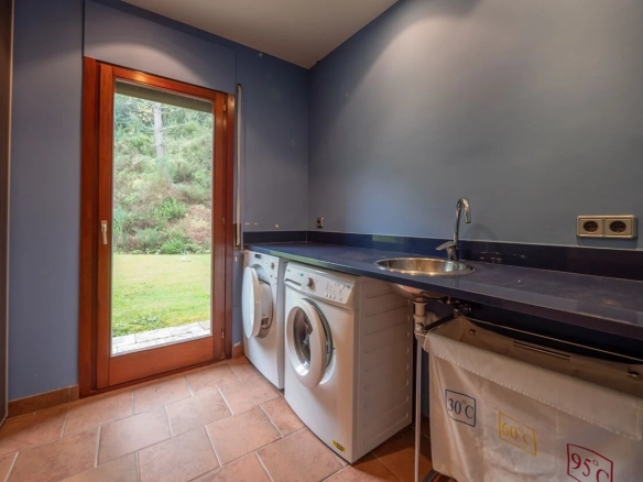 4-bedroom House In Bescanó, Spain (450 M²)