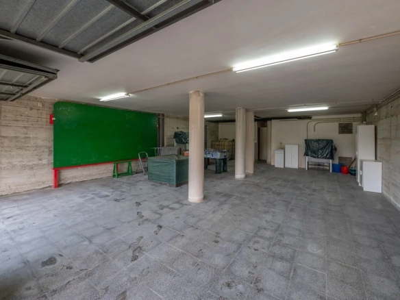 4-bedroom House In Bescanó, Spain (450 M²)
