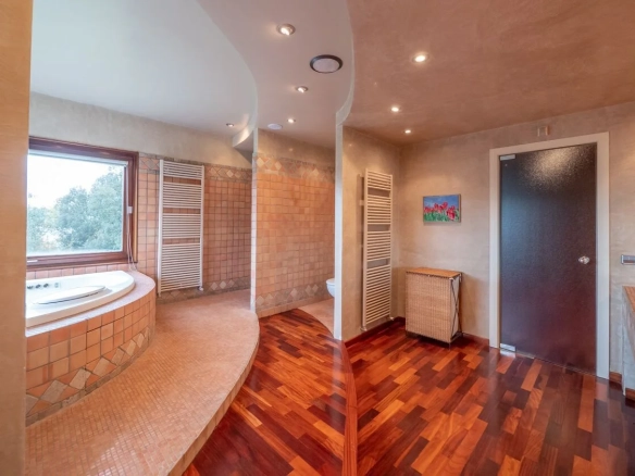 4-bedroom House In Bescanó, Spain (450 M²)