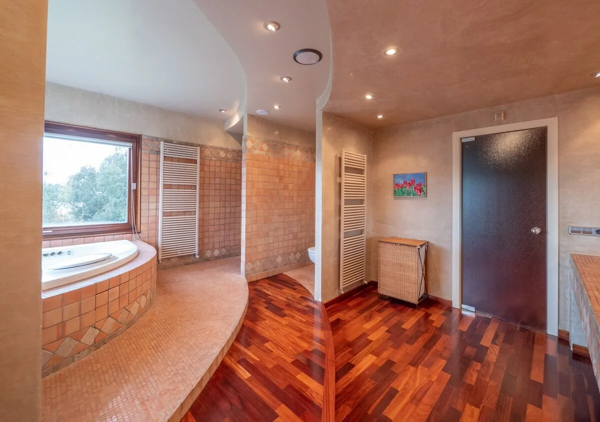 House Of 450 M² In Bescanó, Spain