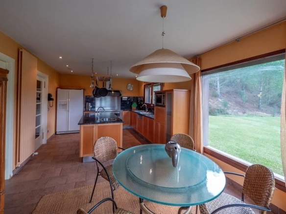 4-bedroom House In Bescanó, Spain (450 M²)