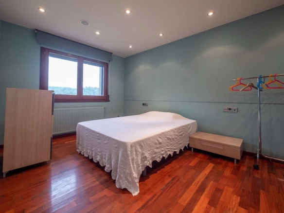 4-bedroom House In Bescanó, Spain (450 M²)