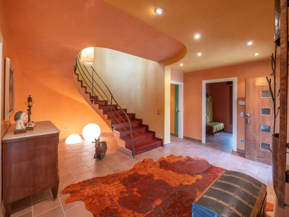 4-bedroom House In Bescanó, Spain (450 M²)
