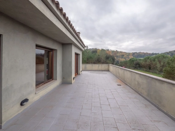 4-bedroom House In Bescanó, Spain (450 M²)
