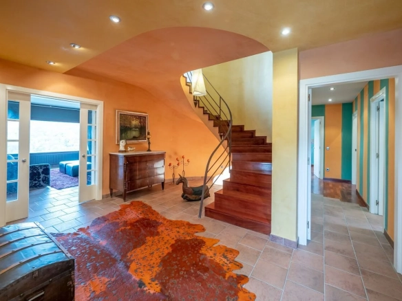 4-bedroom House In Bescanó, Spain (450 M²)