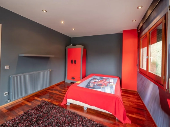 4-bedroom House In Bescanó, Spain (450 M²)