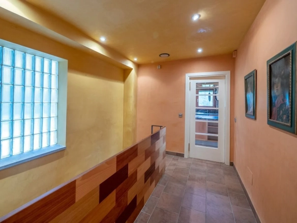 4-bedroom House In Bescanó, Spain (450 M²)