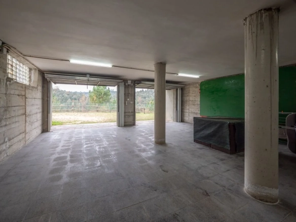4-bedroom House In Bescanó, Spain (450 M²)