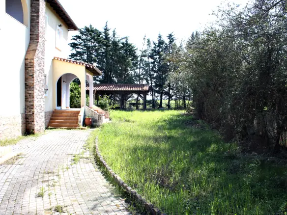 Villa Of 320 M² In The Suburbs Of Thessaloniki