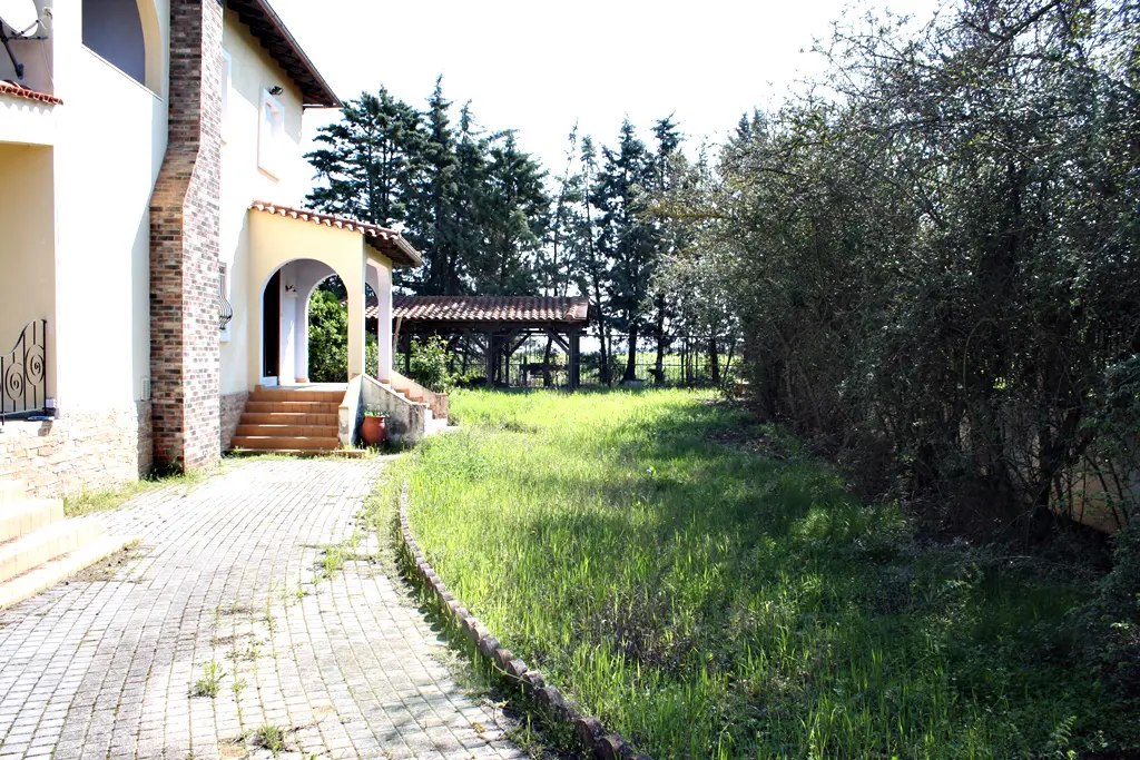 Villa Of 320 M² In The Suburbs Of Thessaloniki