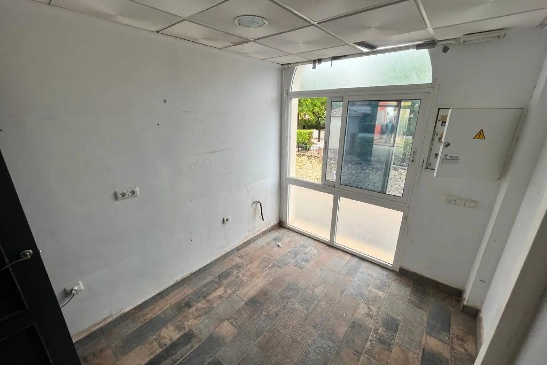 Commercial Unit Of 72 M² In Algorfa, Spain