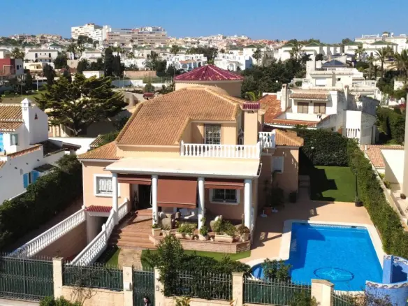 5-bedroom Villa In Torrevieja, Spain (440 M²)