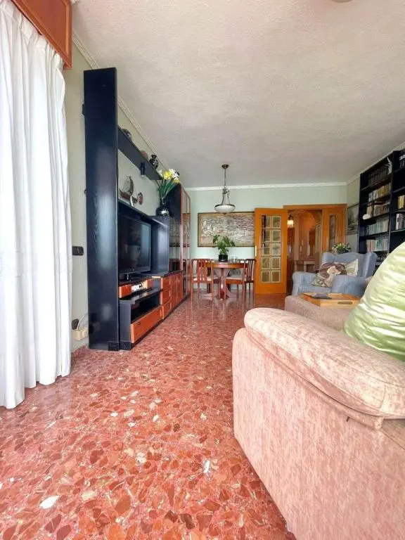Apartment Of 130 M² With Features In Torrevieja, Spain