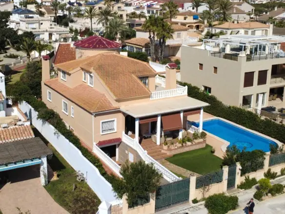 5-bedroom Villa In Torrevieja, Spain (440 M²)