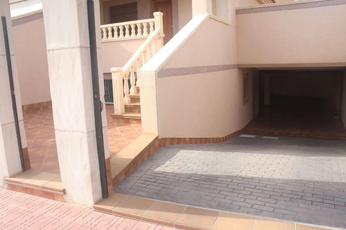 Terraced House Of 225 M² With Features In Torrevieja, Spain