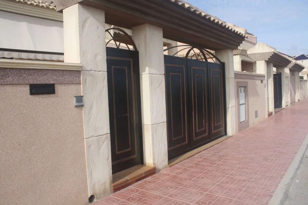 Terraced House Of 225 M² With Features In Torrevieja, Spain