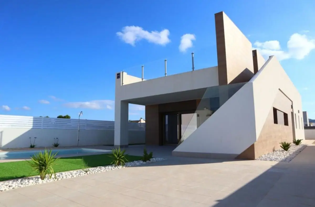 Villa Of 138 M² With Features In Aspe Pedanias