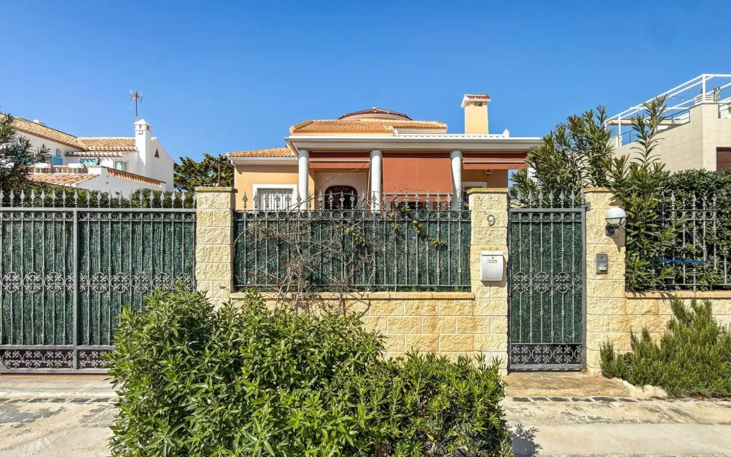 5-bedroom Villa In Torrevieja, Spain (440 M²)