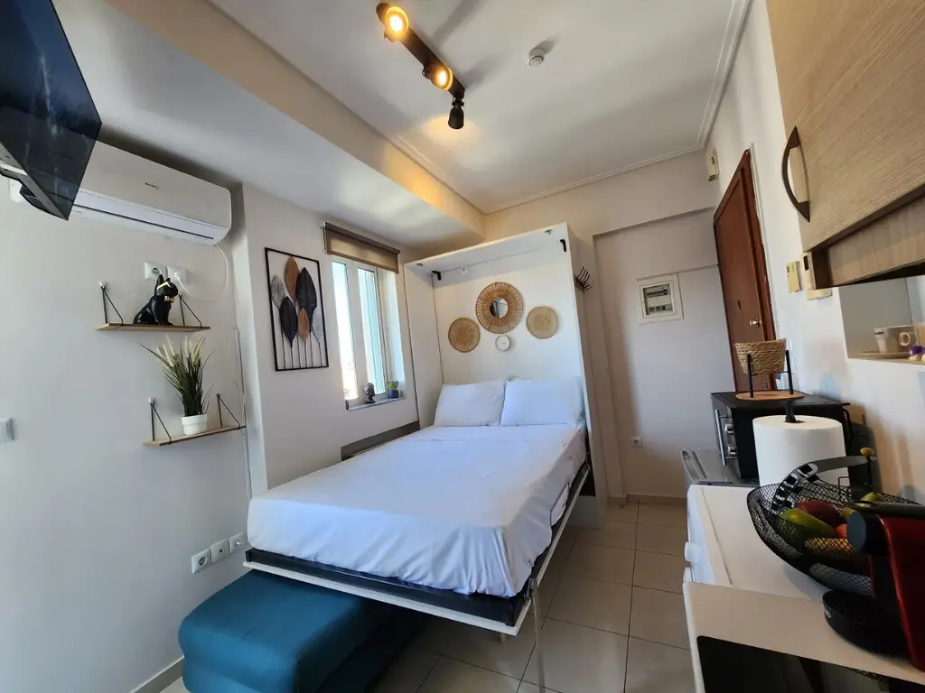 Flat Of 16 M² With Features In Athens