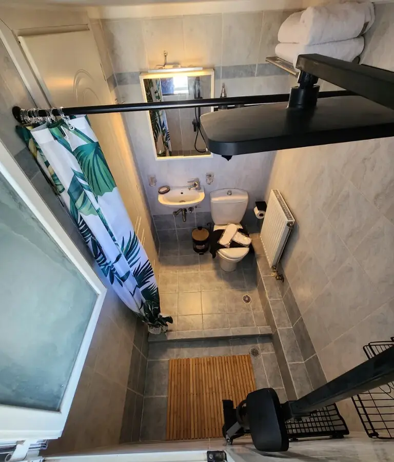 Flat Of 16 M² With Features In Athens