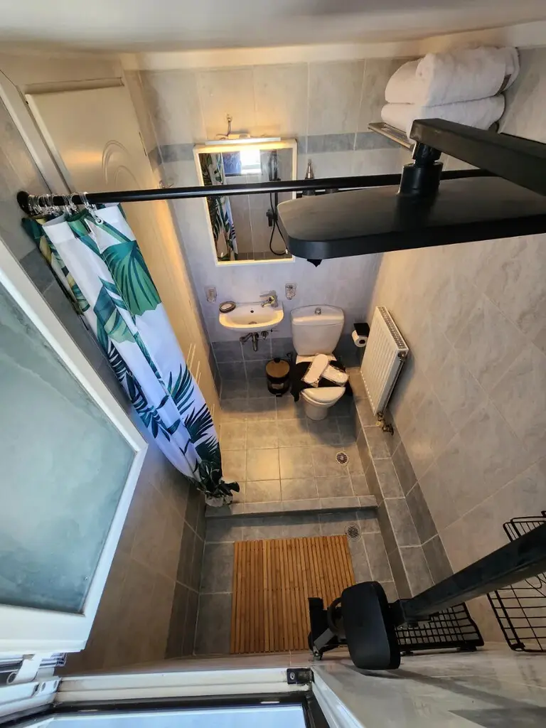 Flat Of 16 M² With Features In Athens