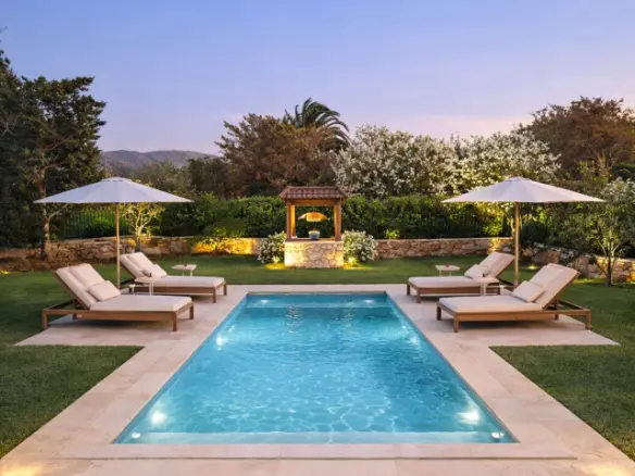 6-bedroom Villa In Kalivia Thorikou, Greece (418 M²)