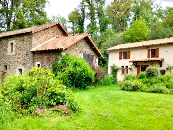House Of 4 Beds With Riverside And Outbuildings In Old Mill
