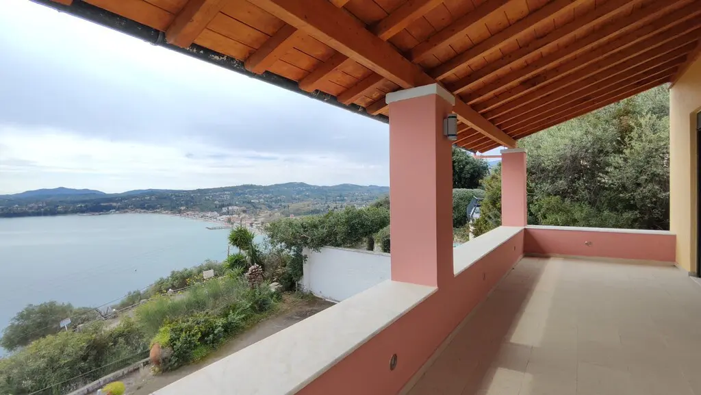 Detached House Of 302 M² In Corfu