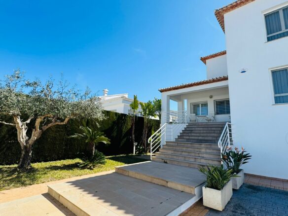 Villa In Oliva With Elevator, Heated Pool And Large Garden