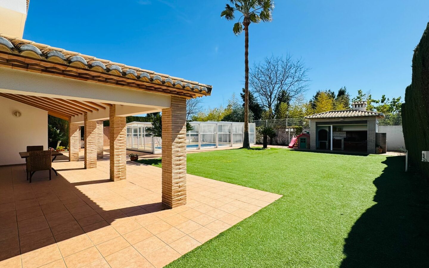Villa In Oliva With Elevator, Heated Pool And Large Garden