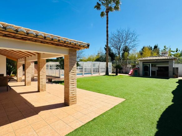 Villa In Oliva With Elevator, Heated Pool And Large Garden