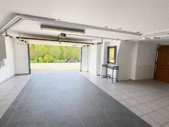 Villa In Oliva With Elevator, Heated Pool And Large Garden
