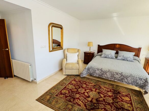 Villa In Oliva With Elevator, Heated Pool And Large Garden